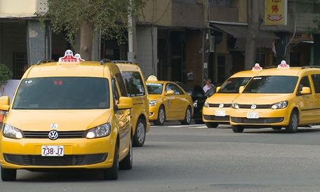 身障者答無障礙計程車小巨人與18公尺小鴨相見歡 大都會計程車