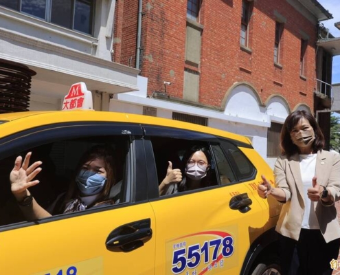 新竹市副市長沈慧虹（右）表示市府27日起開辦「好孕專車服務」。（記者蔡彰盛攝）