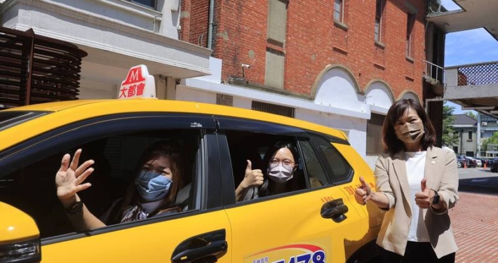 新竹市副市長沈慧虹（右）表示市府27日起開辦「好孕專車服務」。（記者蔡彰盛攝）