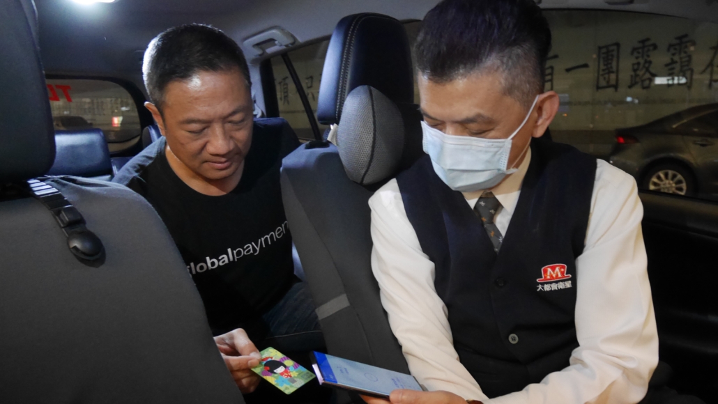 台灣第一家開發 APP 叫車的大都會車隊，開放計程車司機申請車內配置「Mobile Tap 手機付」收款功能